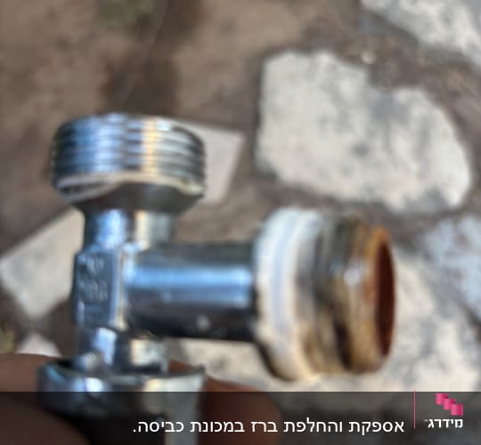 חלק מתכת של צינור מים על רקע אבן